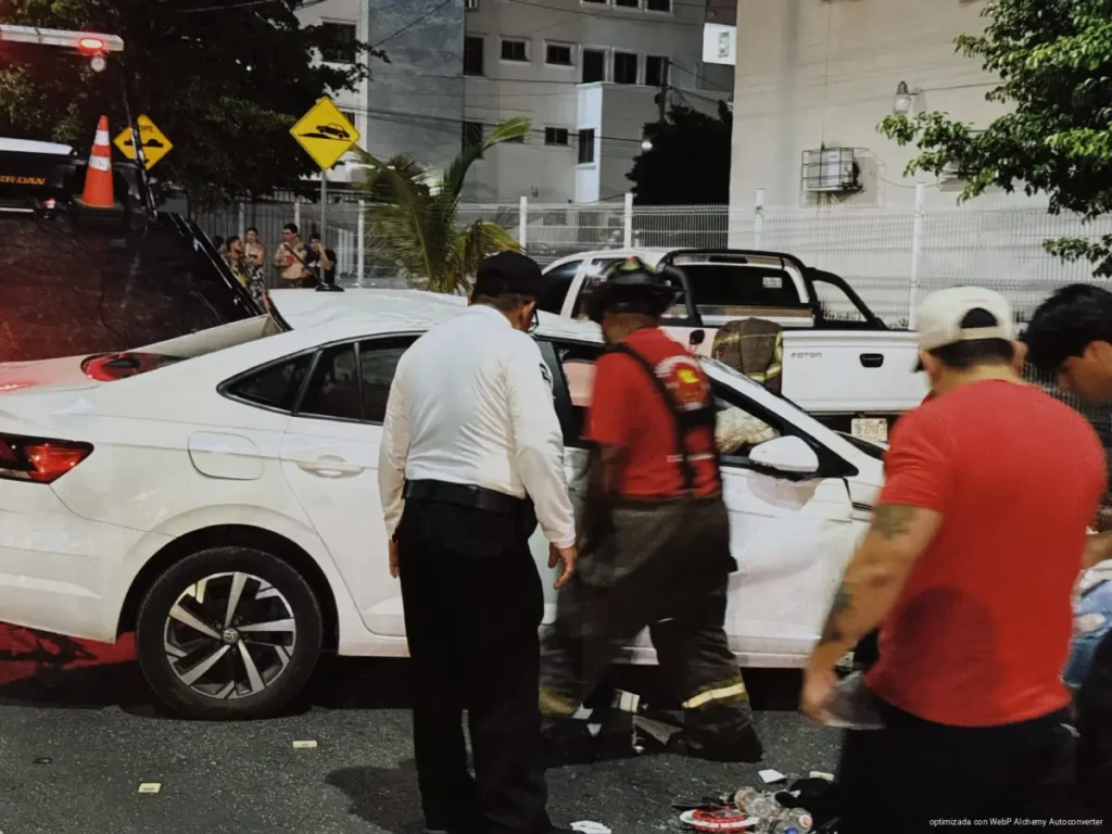 Automóvil en Cancún choca dos vehículos estacionados y termina volcado