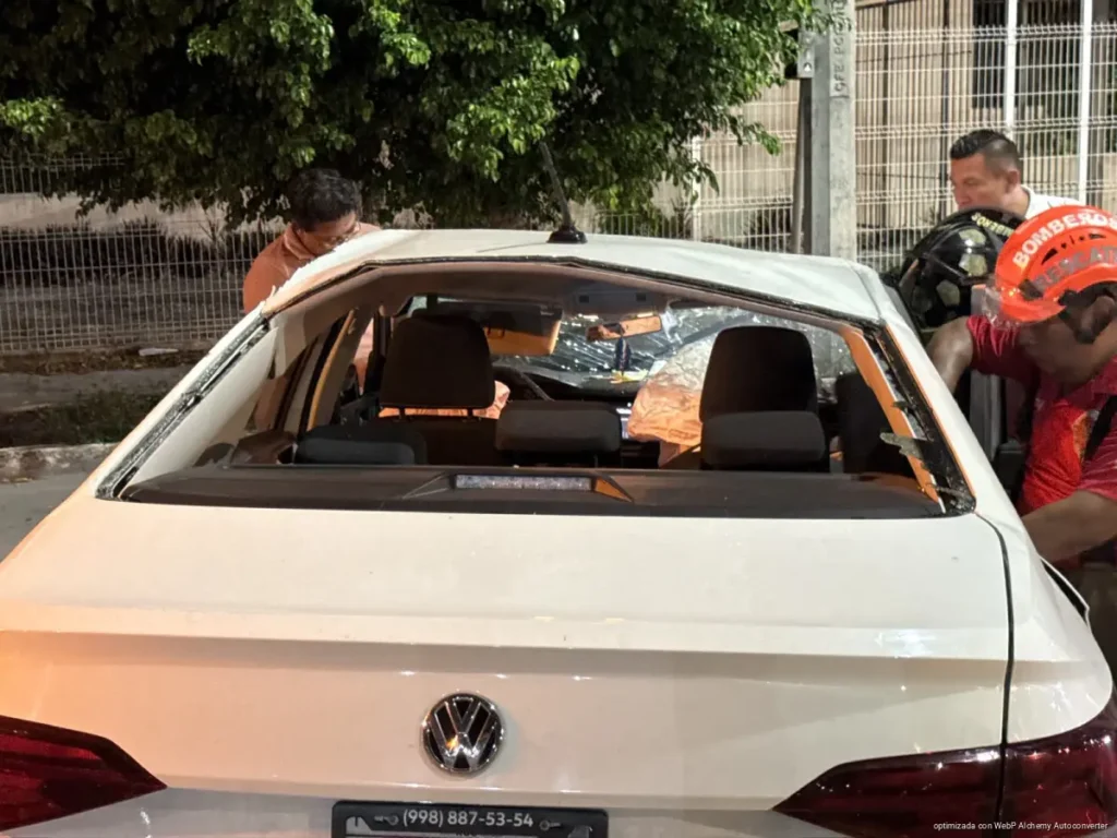 Automóvil en Cancún choca dos vehículos estacionados y termina volcado
