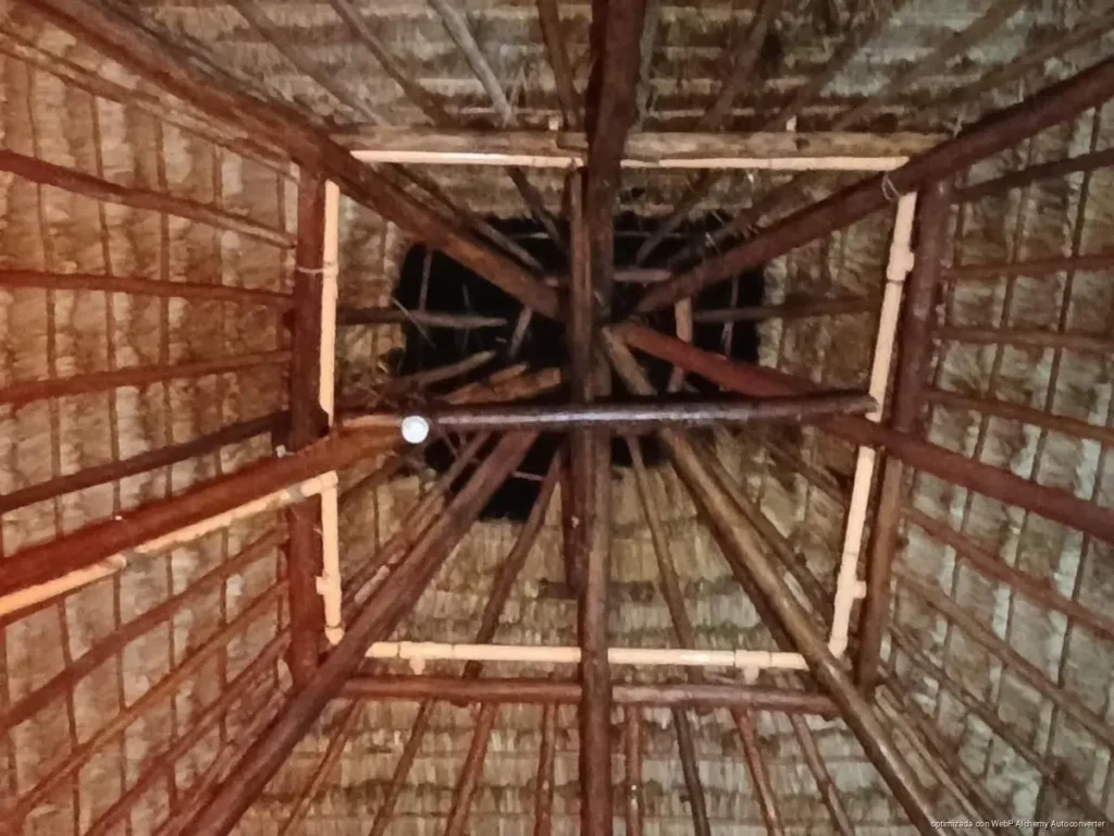 Tormenta en Tulum provoca incendio en palapa de Bahía Príncipe tras impacto de rayo