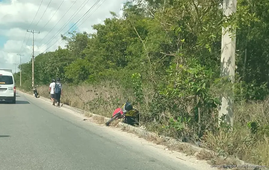 Dos motociclistas lesionados tras rebasar al mismo tiempo en el Arco Vial de Cancún