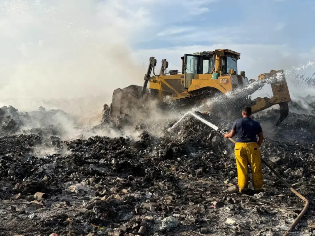 Incendio en basurero de Felipe Carrillo Puerto mantiene labores tras contener el fuego