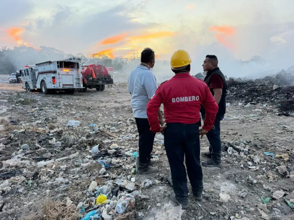 Incendio en basurero de Felipe Carrillo Puerto mantiene labores tras contener el fuego