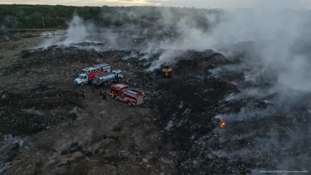 Incendio en basurero de Felipe Carrillo Puerto mantiene labores tras contener el fuego