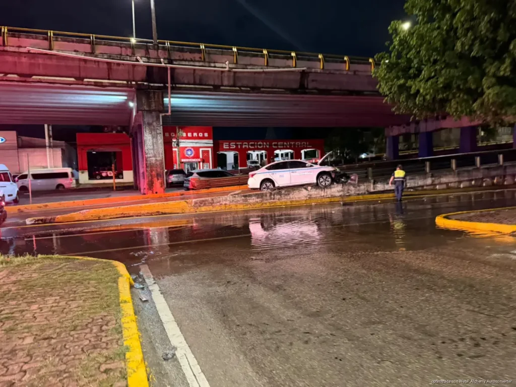 Conductor de taxi pierde el control y termina sobre puente de Playa del Carmen