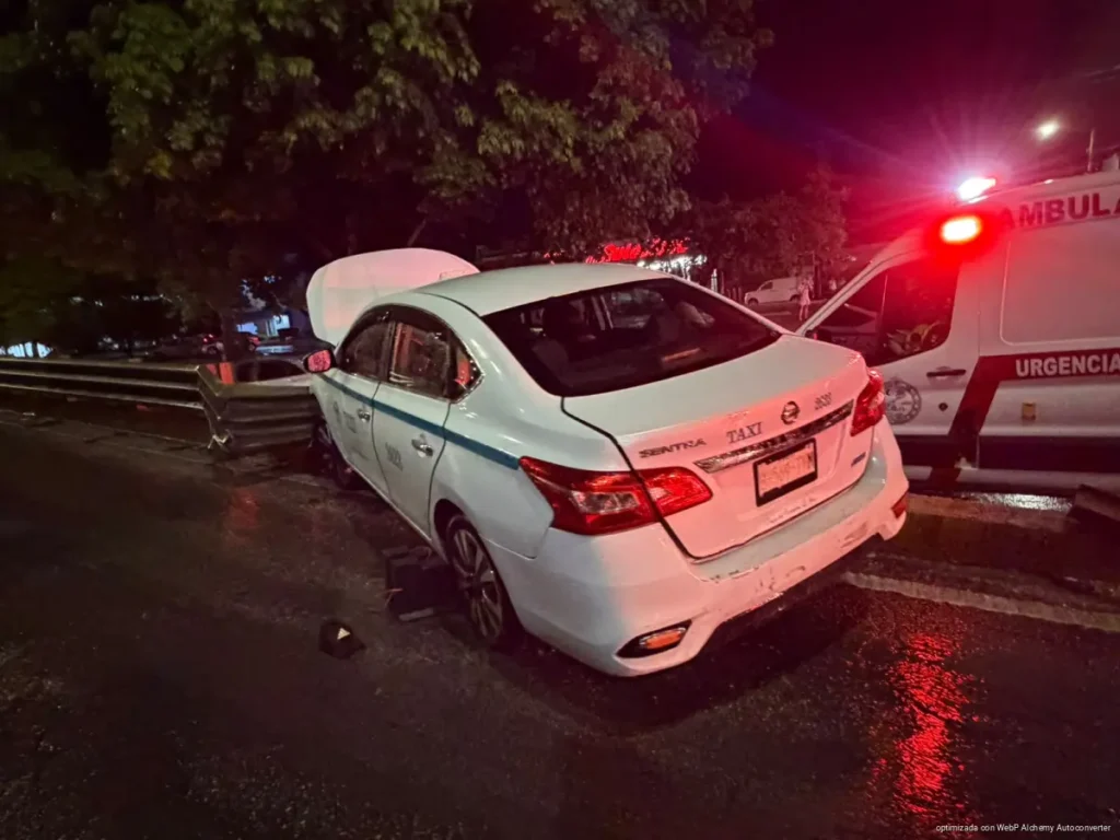 Conductor de taxi pierde el control y termina sobre puente de Playa del Carmen