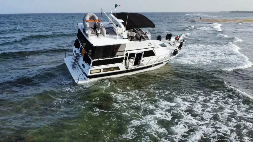 Yate queda varado en Mahahual y ambientalistas advierten posibles daños al arrecife