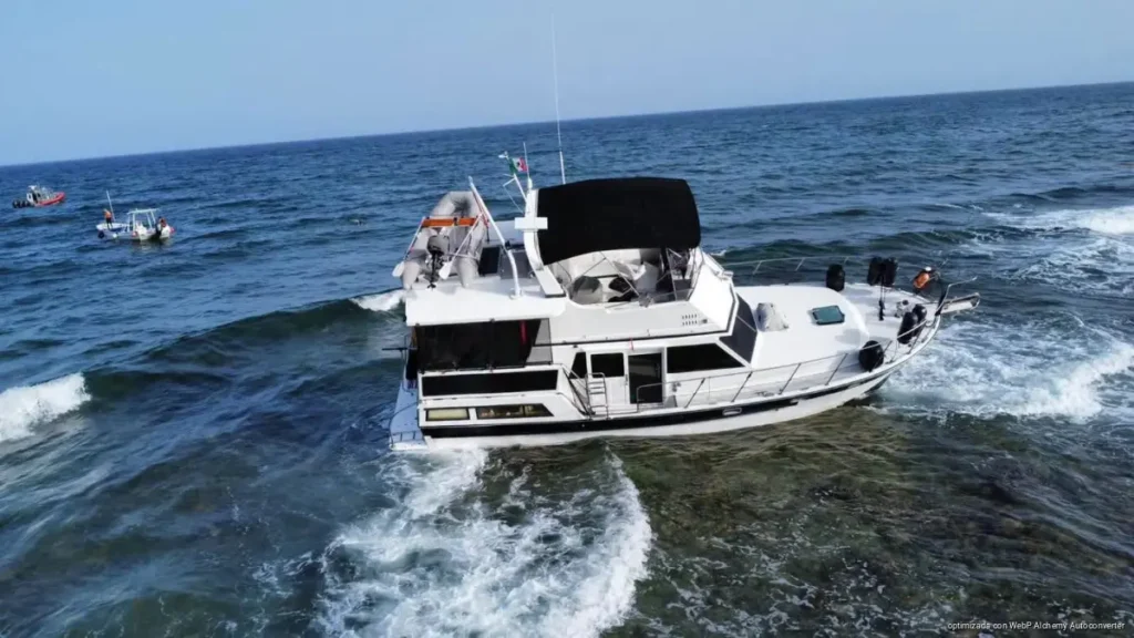 Yate queda varado en Mahahual y ambientalistas advierten posibles daños al arrecife