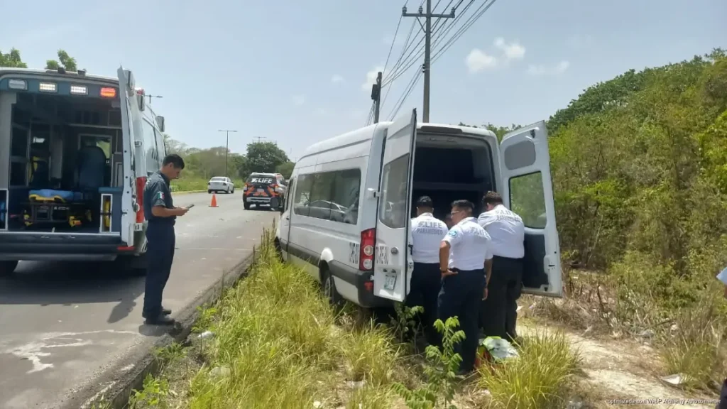 Van turística sale de la carretera 307 en Puerto Morelos tras falla de neumático