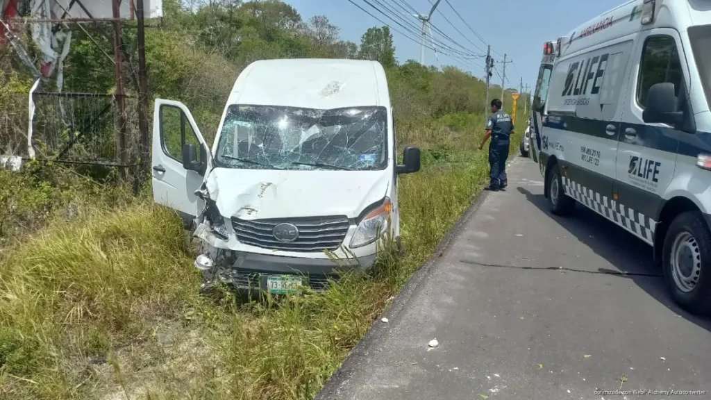 Van turística sale de la carretera 307 en Puerto Morelos tras falla de neumático