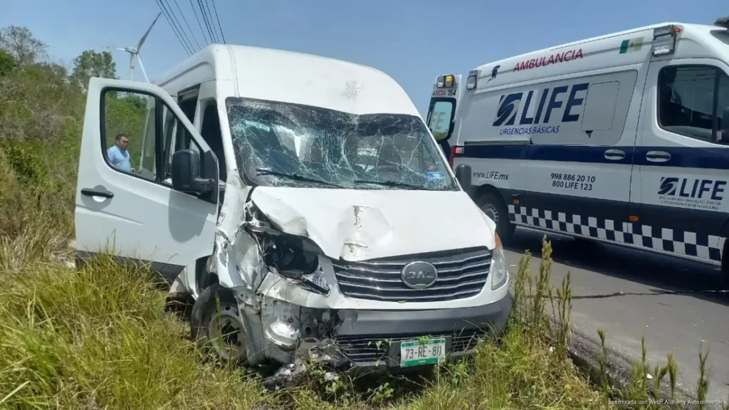 Van turística sale de la carretera 307 en Puerto Morelos tras falla de neumático