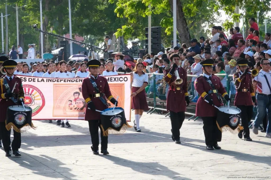 Mara Lezama encabeza desfile en Chetumal por las fiestas patrias