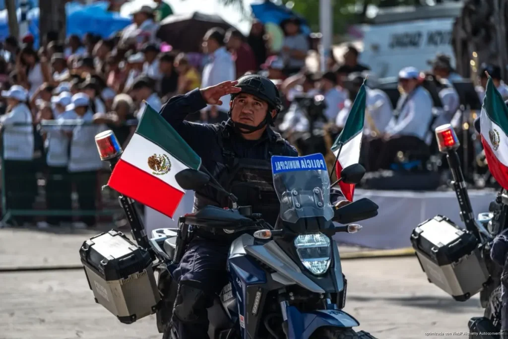 Mara Lezama encabeza desfile en Chetumal por las fiestas patrias