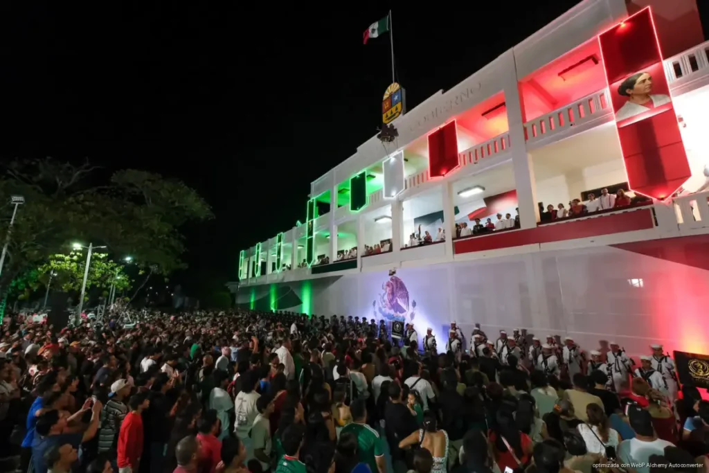 Mara Lezama encabeza el Grito de Independencia ante familias reunidas en Chetumal