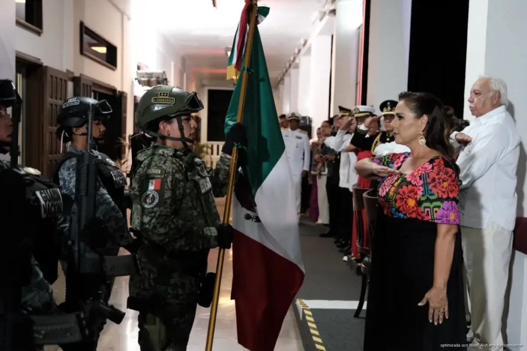 Mara Lezama encabeza el Grito de Independencia ante familias reunidas en Chetumal