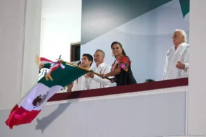 Mara Lezama encabeza el Grito de Independencia ante familias reunidas en Chetumal Mara Lezama encabeza el Grito de Independencia ante familias reunidas en Chetumal