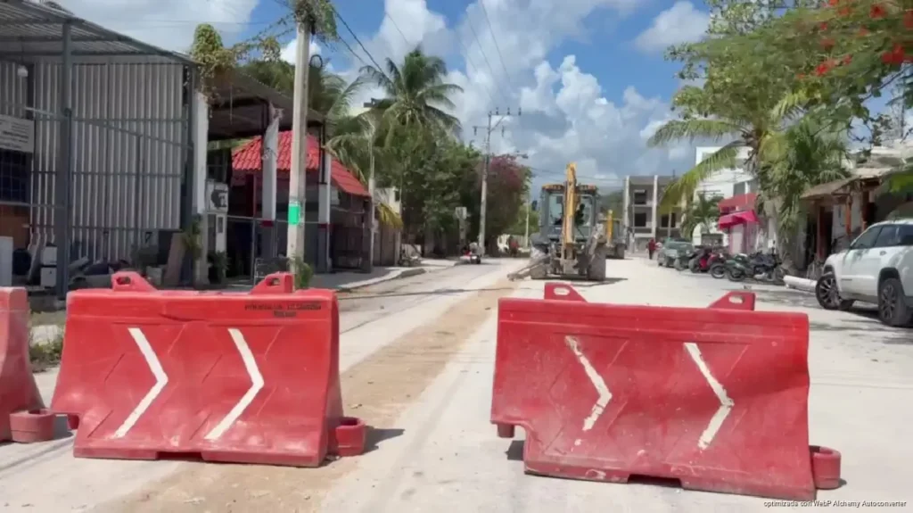 Calles recién pavimentadas vuelven a ser excavadas por CAPA en Tulum