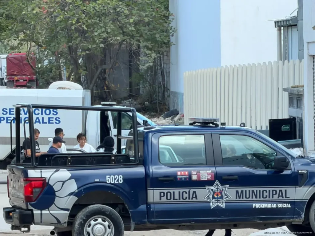 Taxista es hallado sin vida dentro de su unidad en la Bonfil