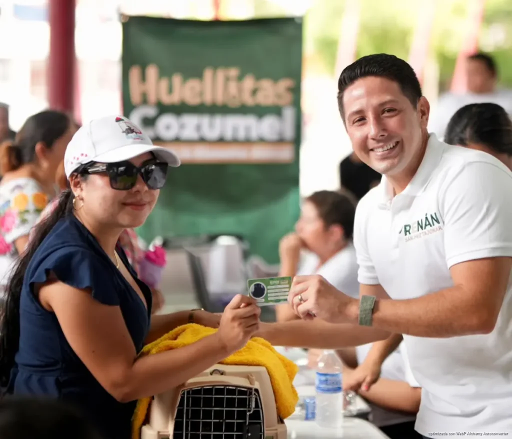 Renán Sánchez lleva vacunas y microchips gratis a mascotas de familias en Cozumel