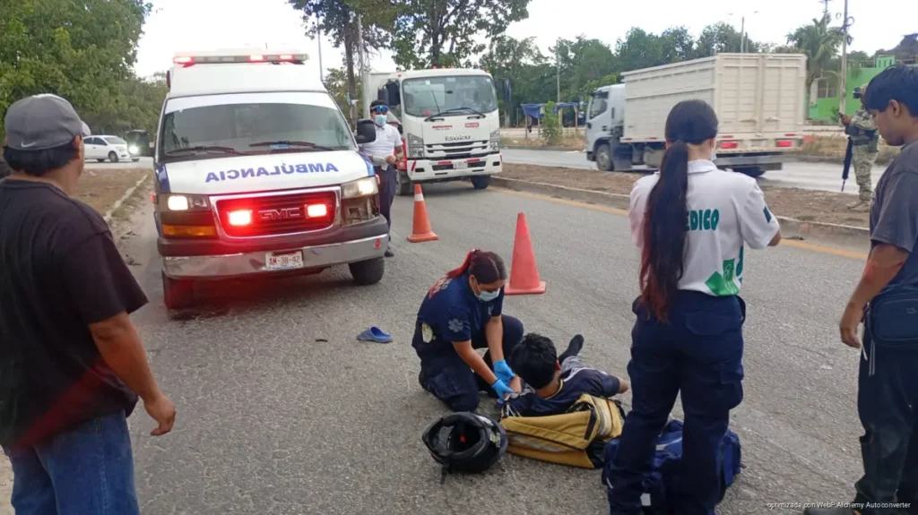 Repartidor derrapa al esquivar automóvil que ignora el alto en Arco Norte