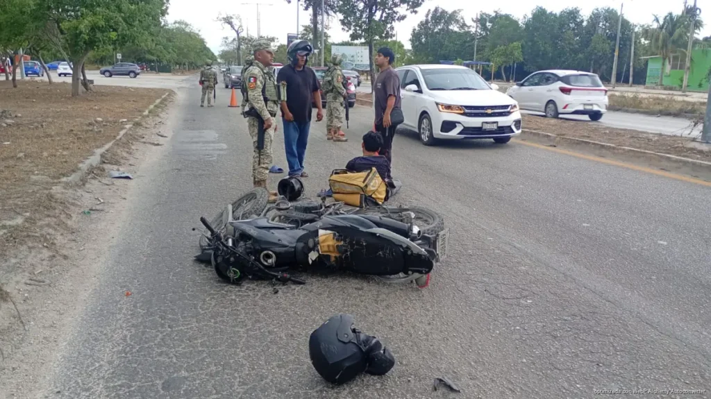 Repartidor derrapa al esquivar automóvil que ignora el alto en Arco Norte