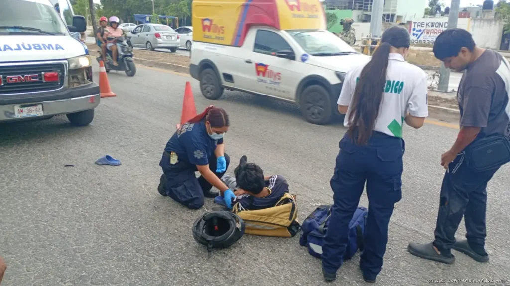 Repartidor derrapa al esquivar automóvil que ignora el alto en Arco Norte