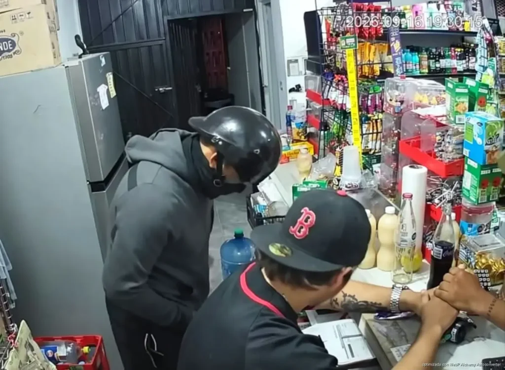 Cámaras captan robo de más de 5 mil pesos en tienda de Cancún