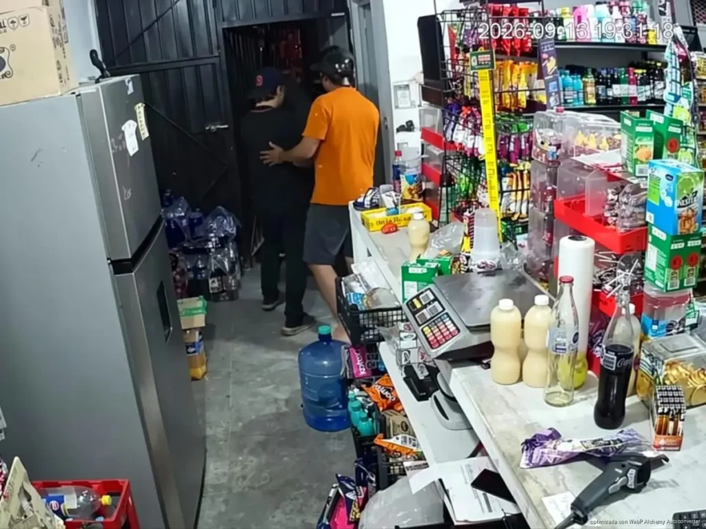 Cámaras captan robo de más de 5 mil pesos en tienda de Cancún