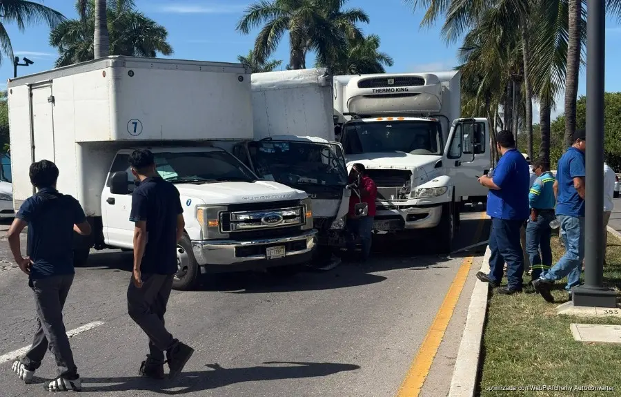 Volcadura provoca dos horas de tráfico en la carretera 307 hacia Puerto Morelos