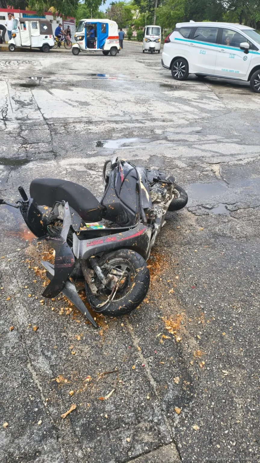 Choque en Playa del Carmen deja motociclista lesionado por pozole hirviendo