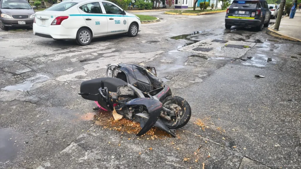 Choque en Playa del Carmen deja motociclista lesionado por pozole hirviendo