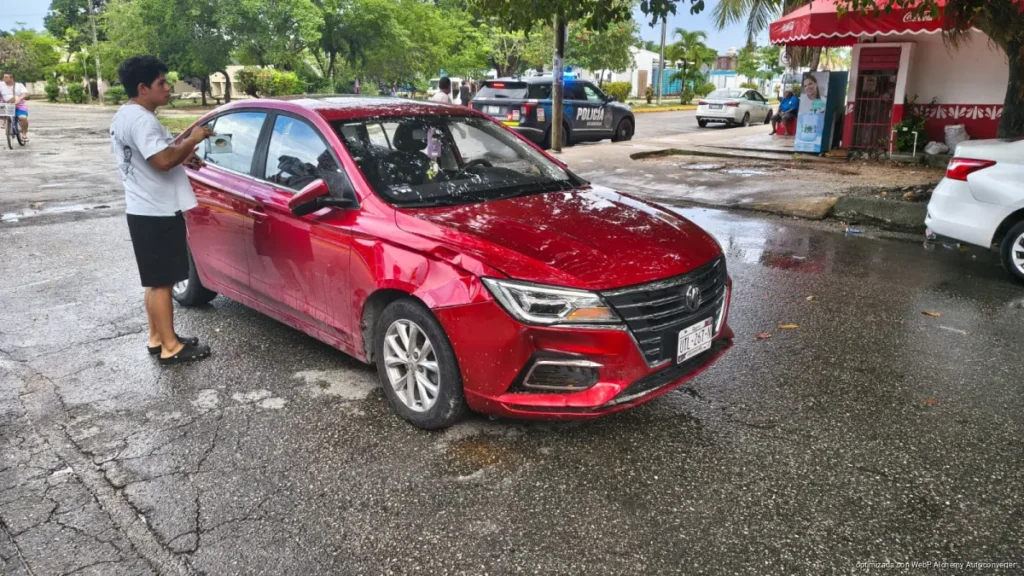 Choque en Playa del Carmen deja motociclista lesionado por pozole hirviendo