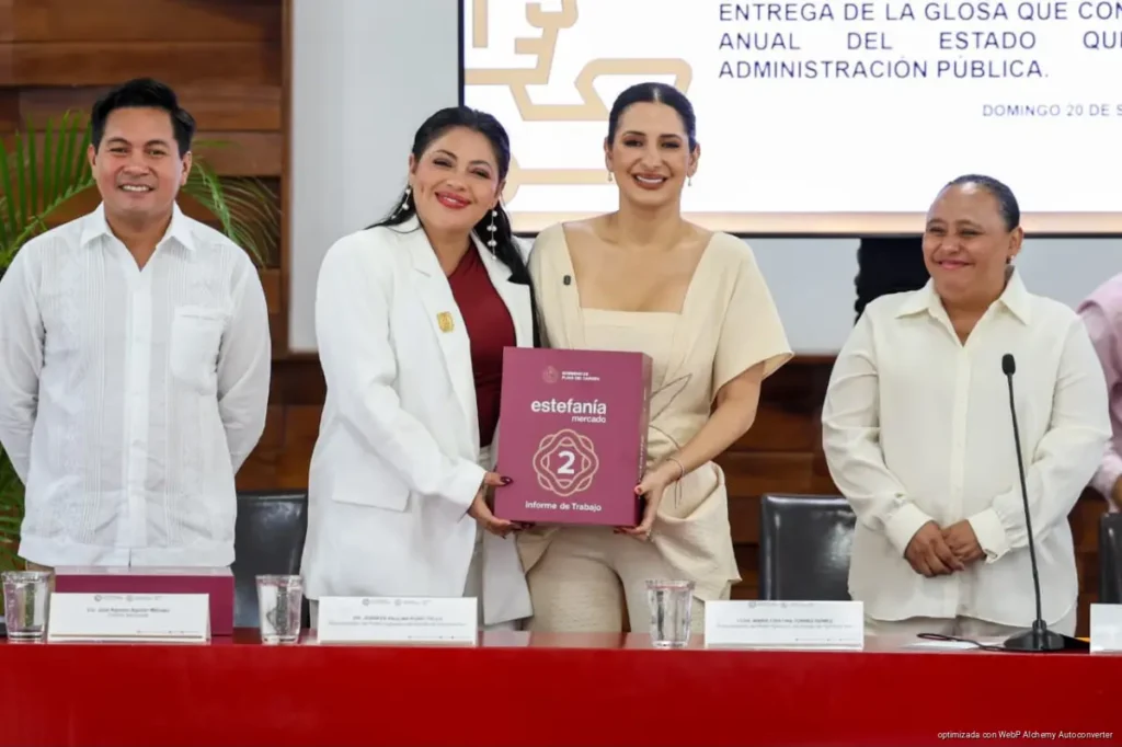 Estefanía Mercado entrega la glosa de su Segundo Informe de Gobierno