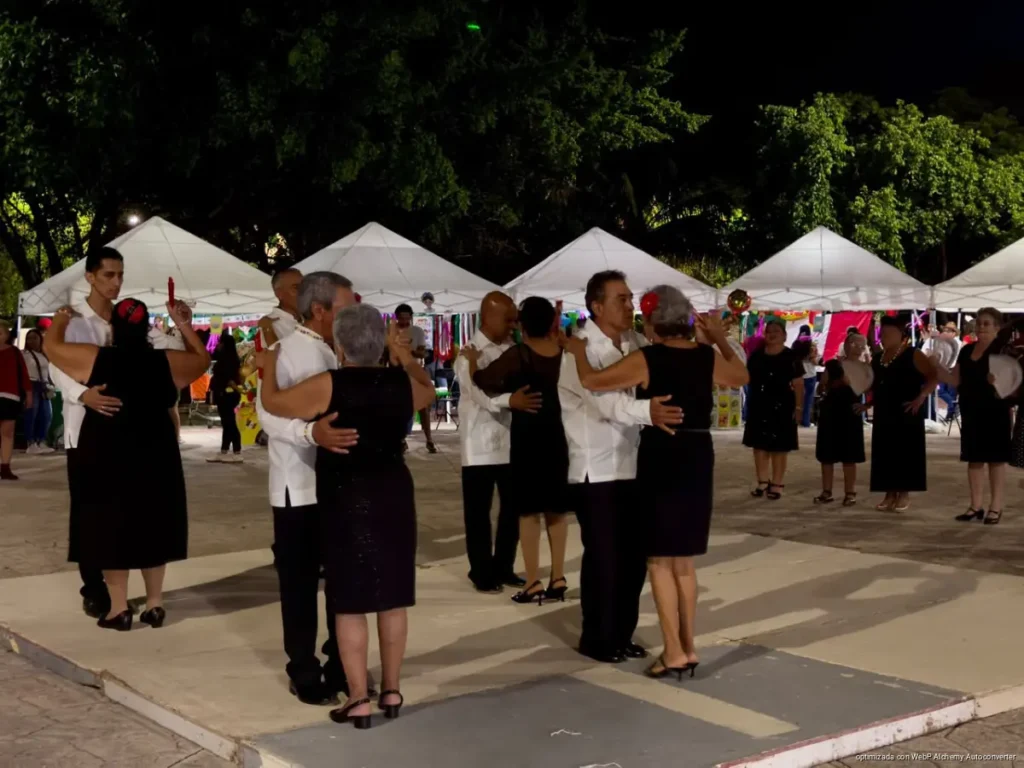Más de 40 emprendedoras activan el bazar de mujeres en Playa del Carmen