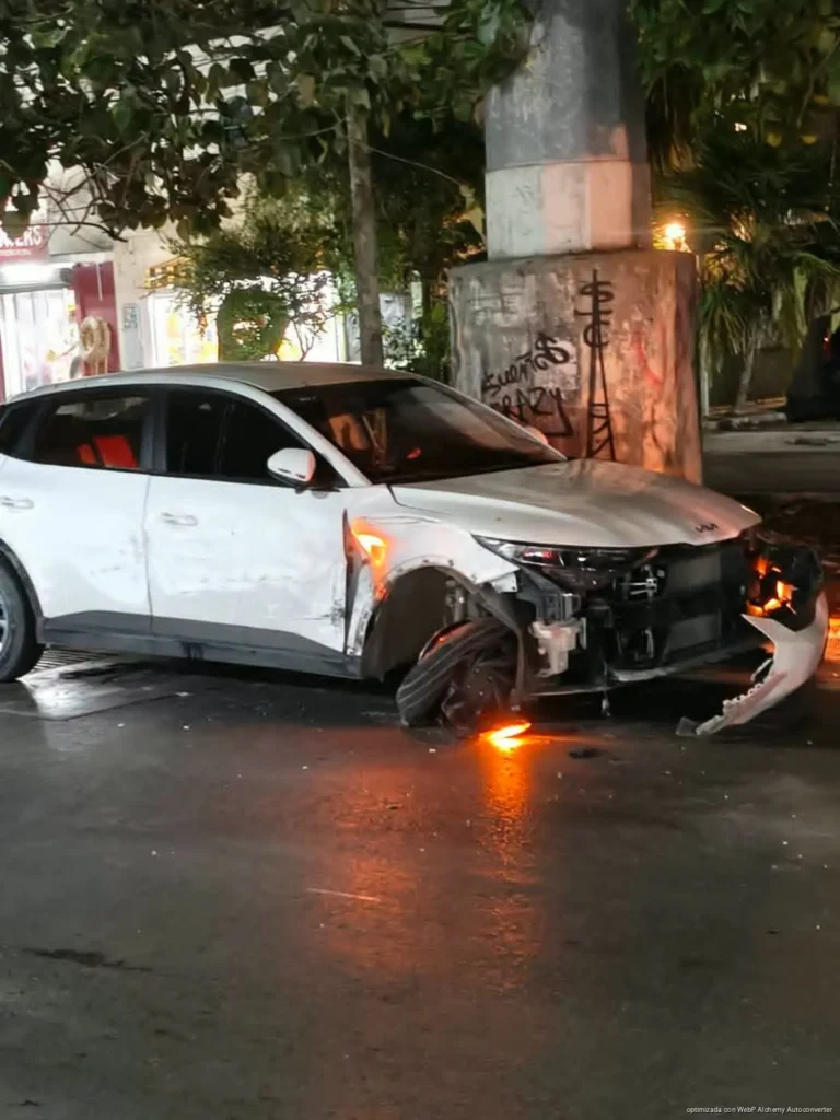 Camión del Valle cierra el paso y provoca accidente frente a secundaria de Playa del Carmen, con daños de consideración en un automóvil