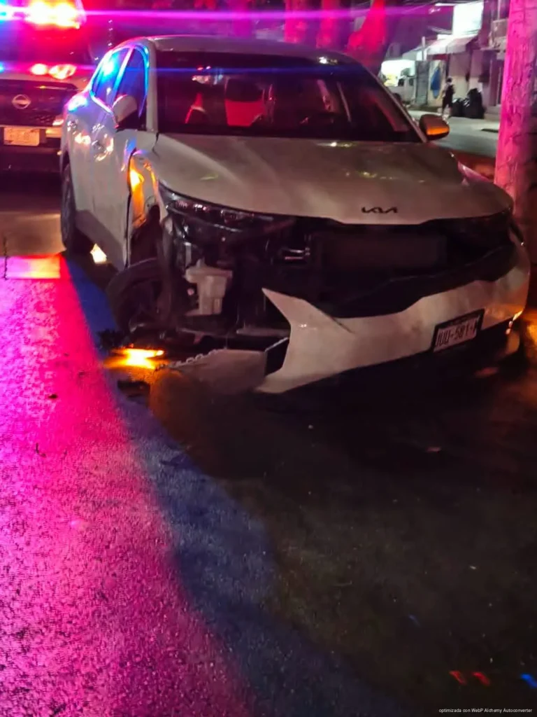 Camión del Valle cierra el paso y provoca accidente frente a secundaria de Playa del Carmen Camión del Valle cierra el paso y provoca accidente frente a secundaria de Playa del Carmen, con daños de consideración en un automóvil