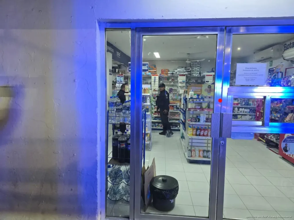 Encierran a empleada durante robo a farmacia Yza en Playa del Carmen