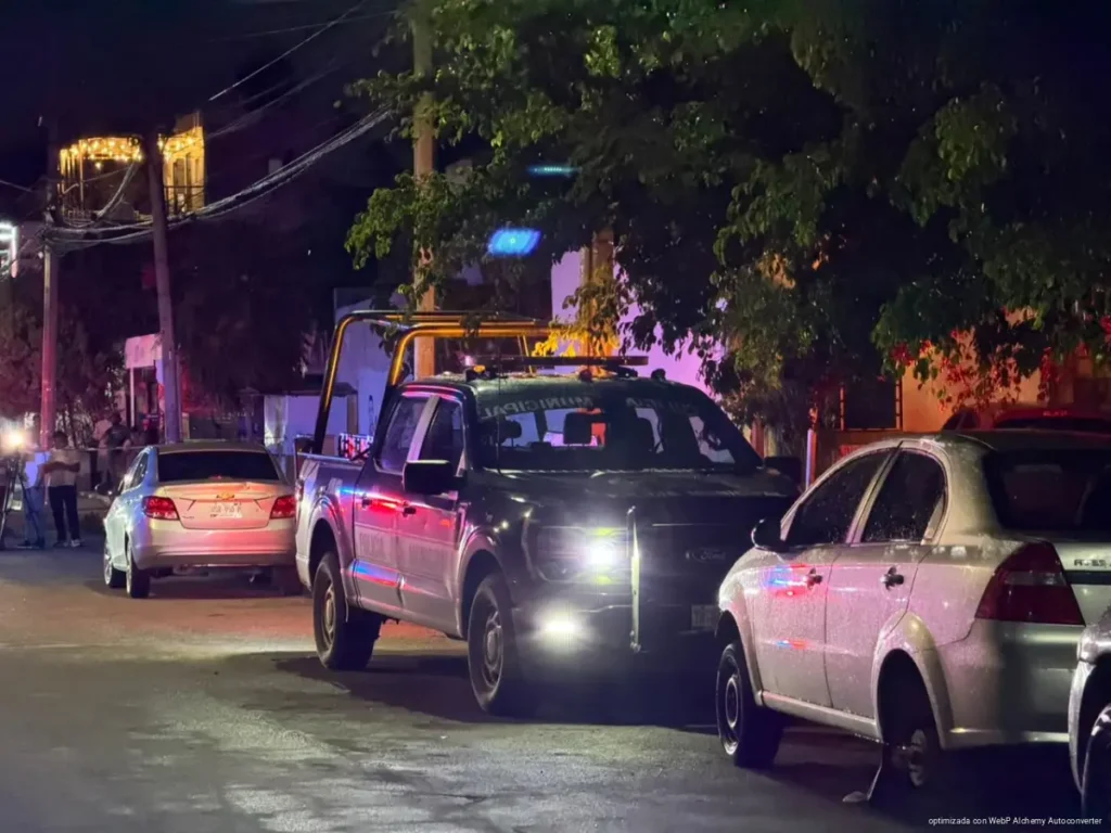 Mecánico muere afuera de su vivienda tras ataque en Villas Otoch, Cancún