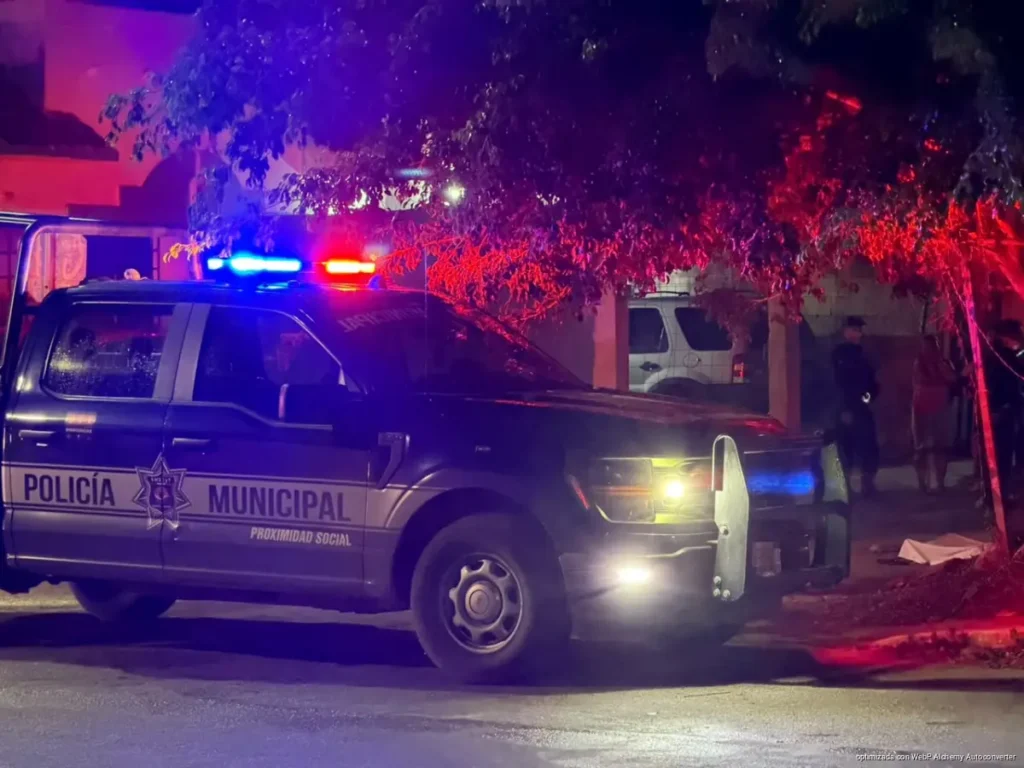 Mecánico muere afuera de su vivienda tras ataque en Villas Otoch, Cancún