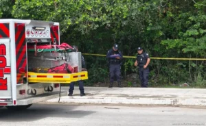 Localizan a un hombre sin vida cerca del Arco Vial en Playa del Carmen