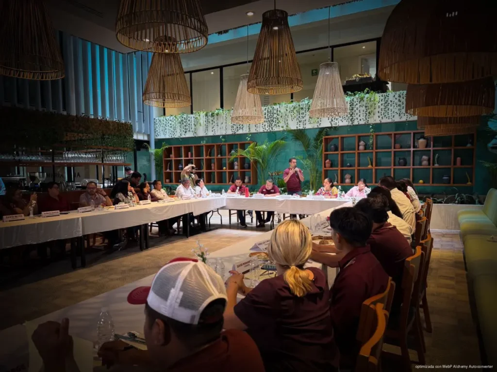 Sanén reúne a Morena en Quintana Roo para reforzar la coordinación interna