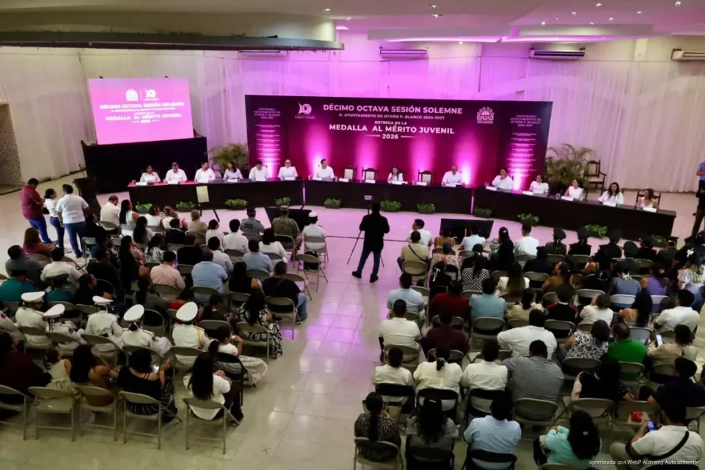 Axel Gabriel Cámara Canto recibe Medalla al Mérito por formar a jóvenes en Othón P. Blanco