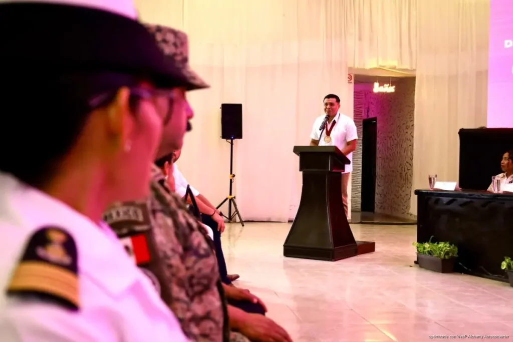 Axel Gabriel Cámara Canto recibe Medalla al Mérito por formar a jóvenes en Othón P. Blanco