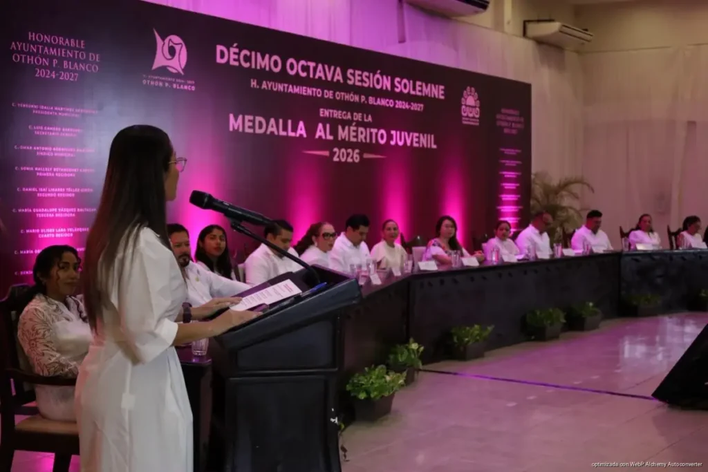 Axel Gabriel Cámara Canto recibe Medalla al Mérito por formar a jóvenes en Othón P. Blanco