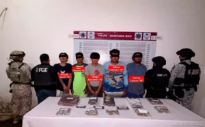 Cinco detenidos en Tulum quedan bajo investigación por sustancias y posible vínculo con robo a llantera