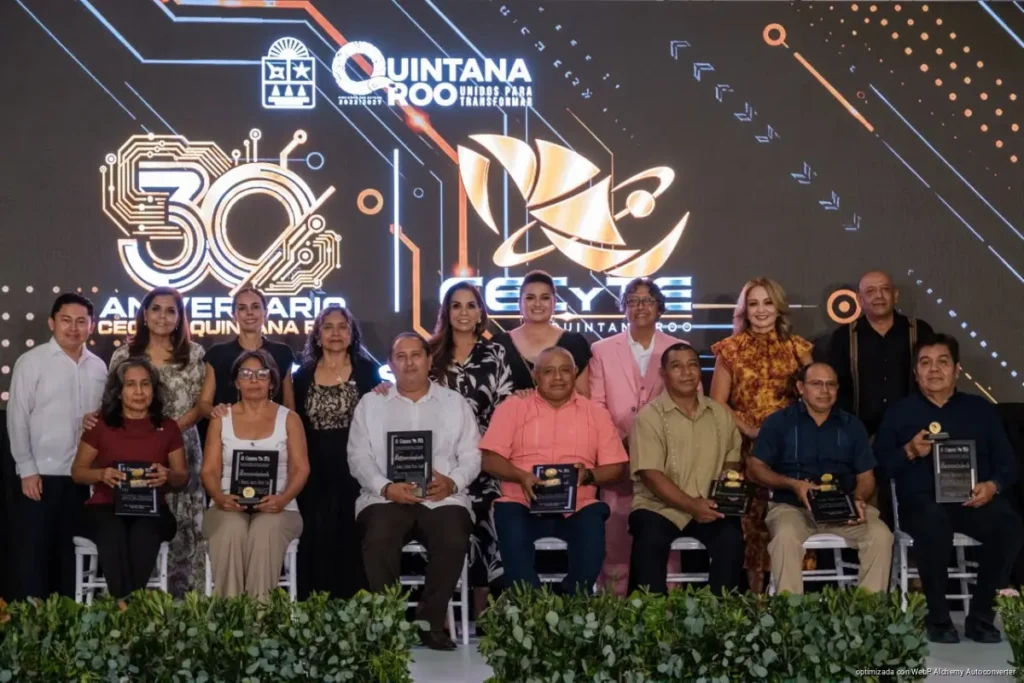 CECyTE Quintana Roo reconoce a 73 trabajadores por sus años de servicio