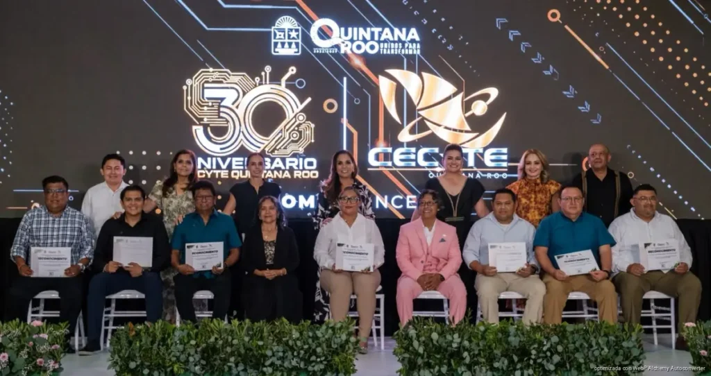 CECyTE Quintana Roo reconoce a 73 trabajadores por sus años de servicio