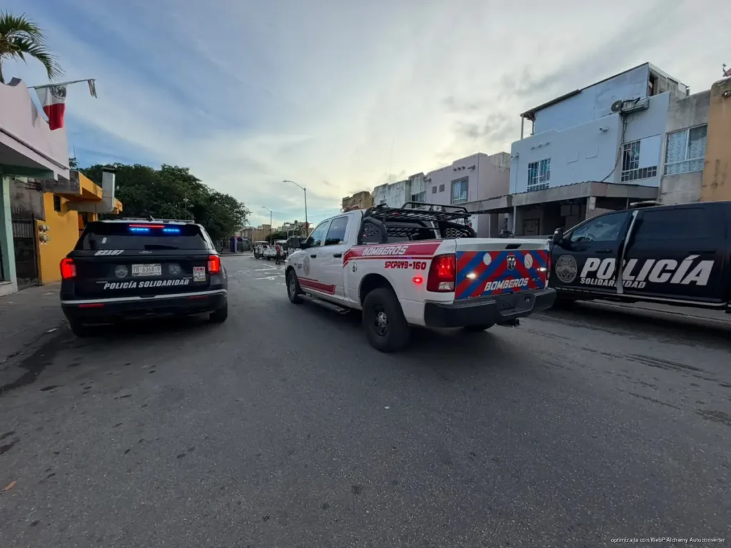 Incendio de automóvil deja pérdida total en Playa del Carmen por falla mecánica