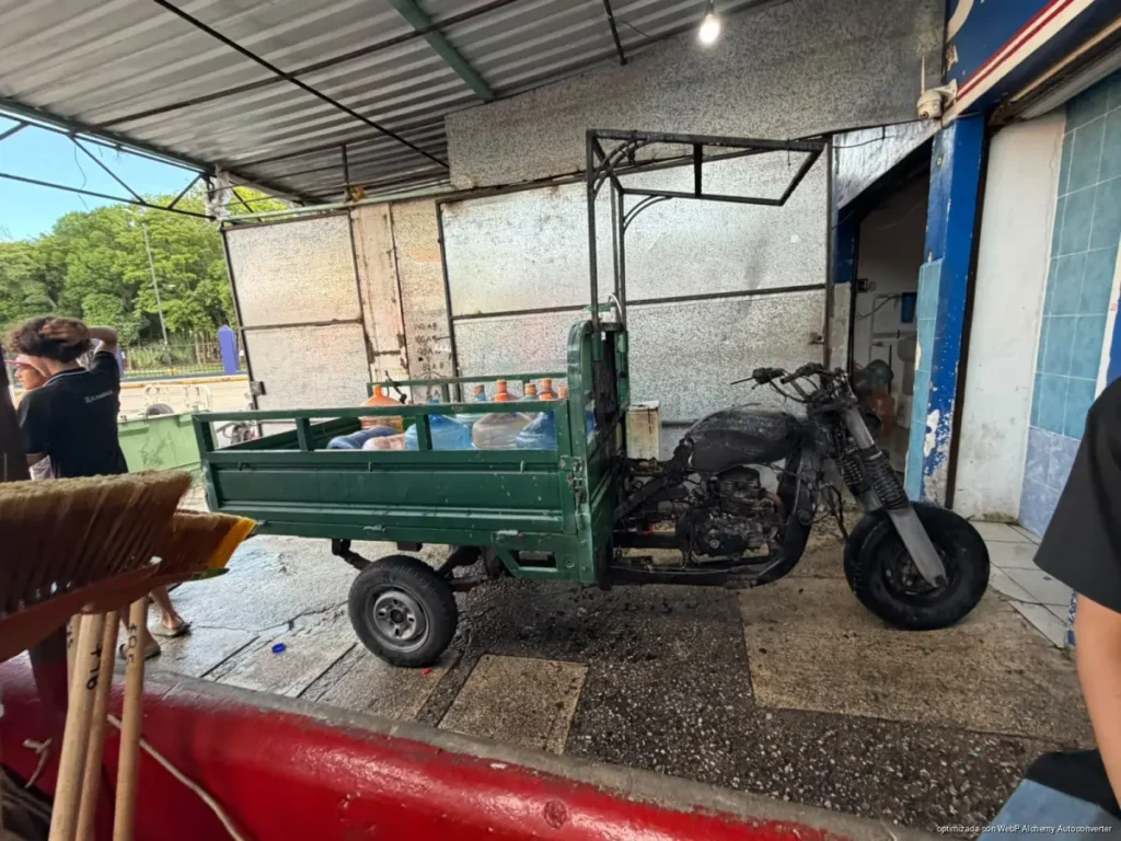 Incendio de automóvil deja pérdida total en Playa del Carmen por falla mecánica