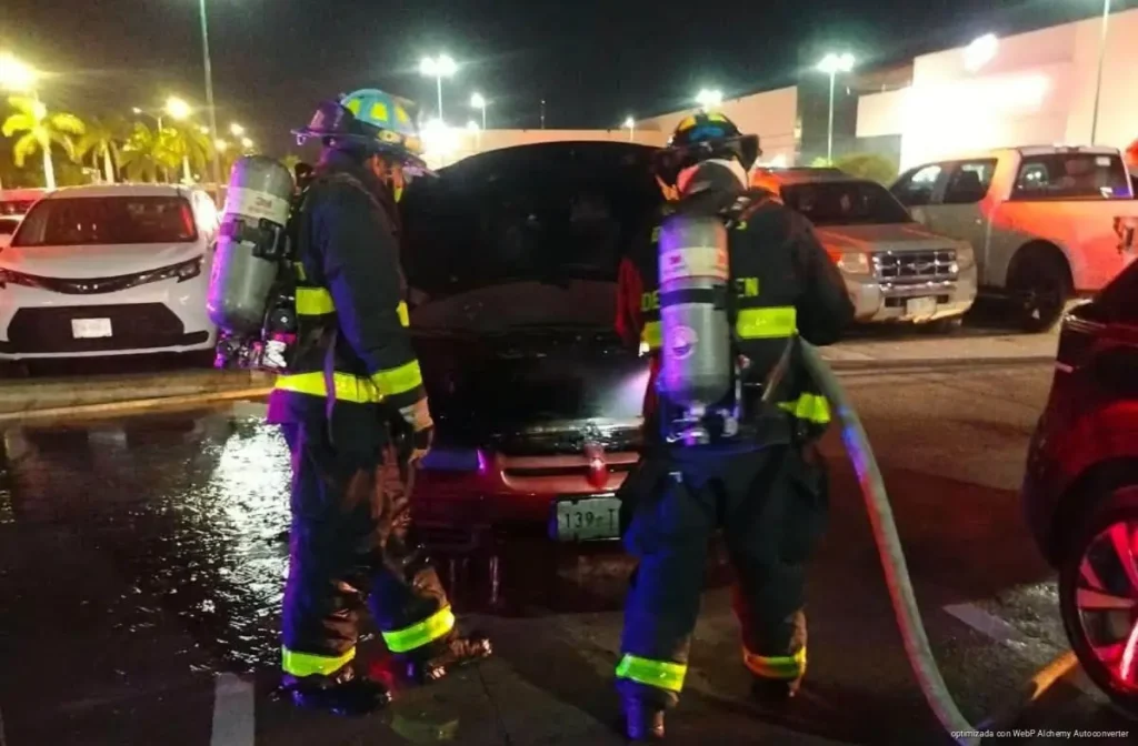 Incendio de vehículo moviliza a Bomberos en Plaza Las Américas de Playa del Carmen
