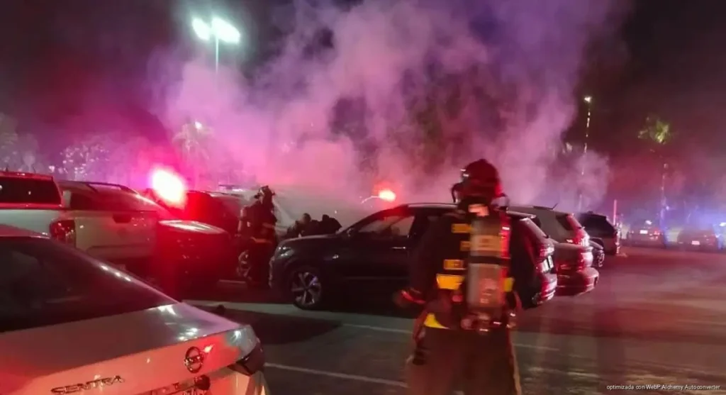 Incendio de vehículo moviliza a Bomberos en Plaza Las Américas de Playa del Carmen